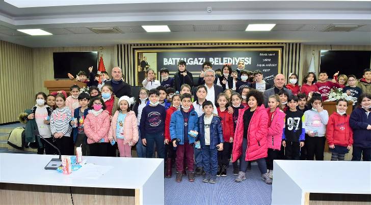 Derslerinde belediyenin görevlerini işleyen 3. Sınıf öğrencileri, bu görevleri yerinde öğrendi.