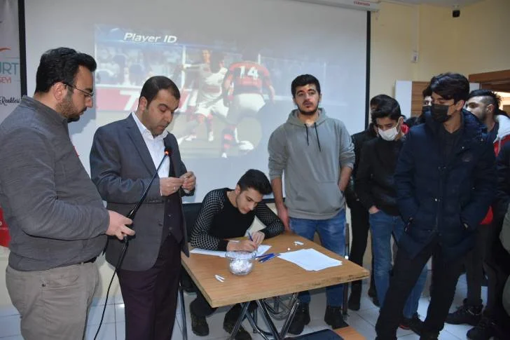 Yeşilyurt Belediyesi, Ahmet Çalık anısına ödüllü PES Turnuvası düzenledi.