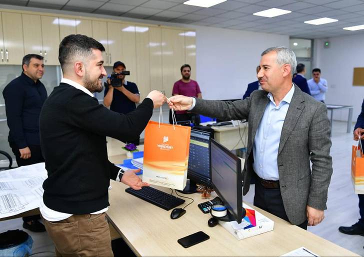 Yeşilyurt Belediye Başkanı Mehmet Çınar, Ramazan Bayramı öncesi son mesai gününde belediye personellerini görev yerlerinde ziyaret ederek bayramlarını tebrik etti.