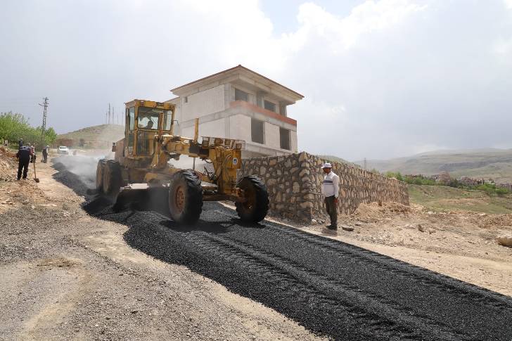 Battalgazi Belediyesi, Yıldıztepe Mahallesinde sıcak asfalt çalışmaları gerçekleştirdi.