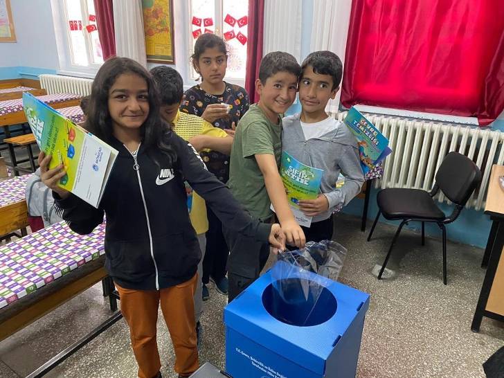 Temiz Çevre ve Atık Eğitimi Projesi kapsamında toplam 10 bin öğrenciye oyunlarla geri dönüşüm eğitimi verildi.
