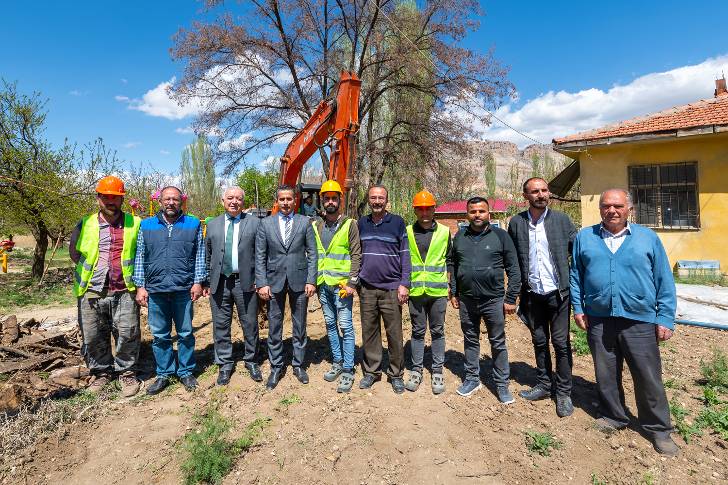 Esenbey Mahallesi Muhtarı Selahattin Gürkan’ın sayesinde mahallemizin 30 yıllık hayali gerçeğe dönüştü” dedi.