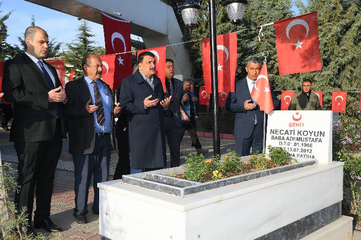 Başkan Gürkan, Ramazan Bayramı’nın birinci gününde şehitlik’i ziyaret etti