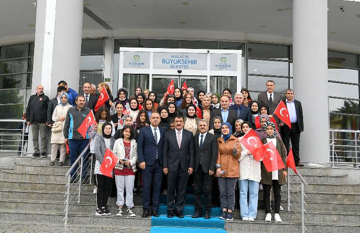 Semt konaklarında eğitim gören 41 öğrenci, Çanakkale Milli Mücadele Kampı’na katılmak için Çanakkale’ye uğurlandı.