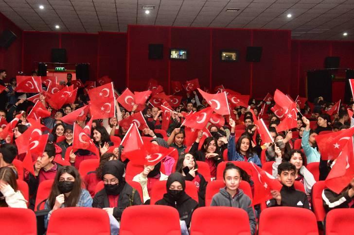 Öğrenciler Kurtuluş Hattı Filmini İzledi