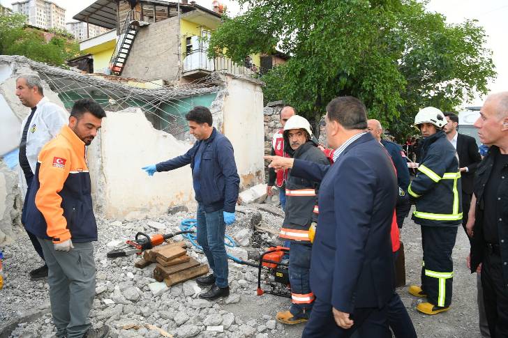 Çöken Metruk Ev İle İlgili Açıklama Başkan Gürkan olay yerinde incelemelerde bulundu