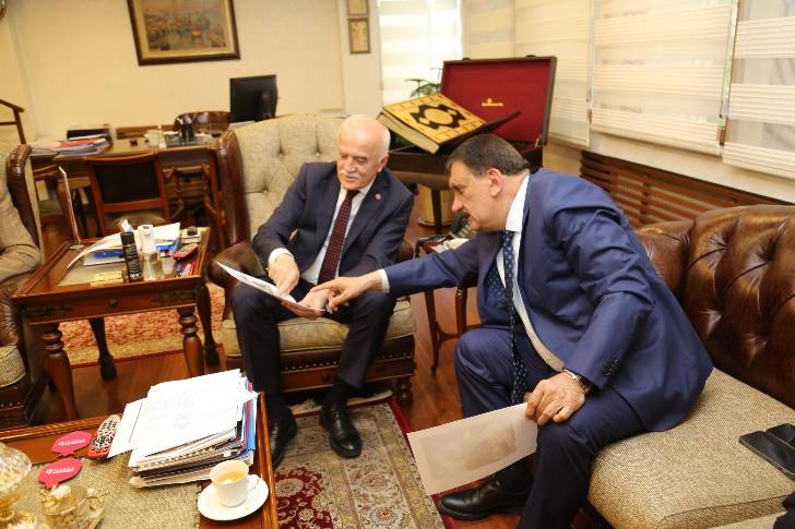 Gürkan: Yeni Cami Avlusana Eklenen Beton Blogların Kaldırılması İçin Talebimizi İlettik