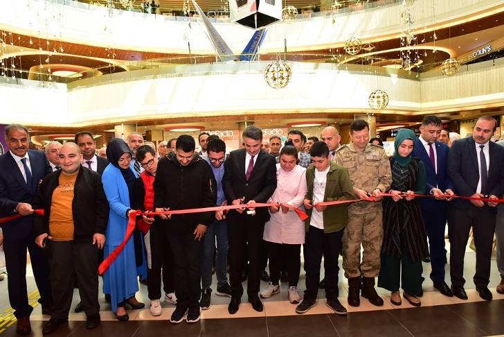 Vali Baruş, Özel Öğrencilerin Sergisini Ziyaret Etti