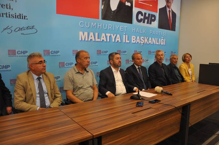 Enver Kiraz “CHP İstanbul İl Başkanı Canan Kaftancıoğlu’na destek” ile ilgili basın açıklaması gerçekleştirdi.