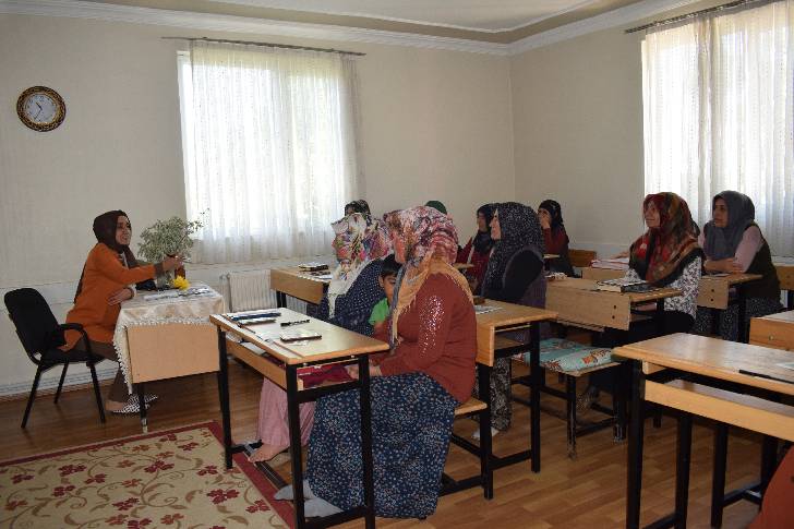 Ailenin Eğitimini Önemseyen Bir Kadın Meclisi
