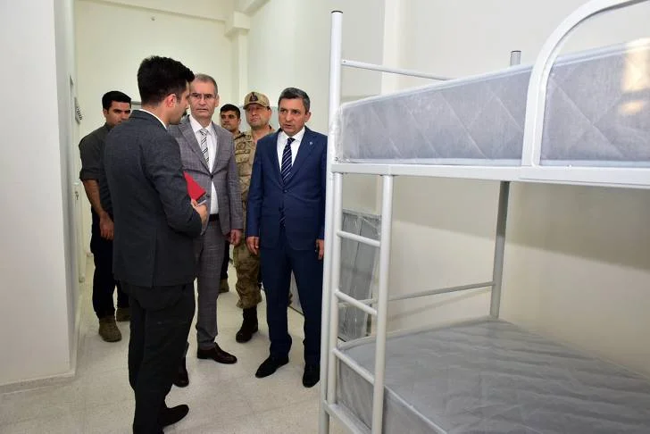 Vali Şahin, Geri Gönderme Merkezinde İncelemelerde Bulundu