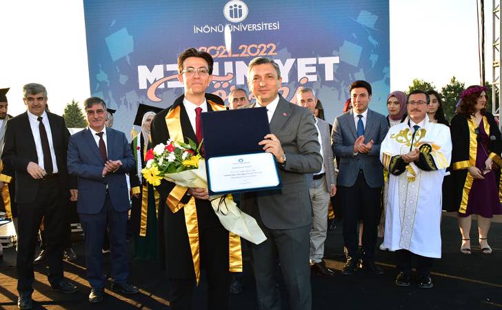 İnönü Üniversitesi’nde 2021- 2022 Akademik Yılı 6000 öğrencinin mezun olduğu Mezuniyet Töreni büyük bir coşku ile kutlandı.