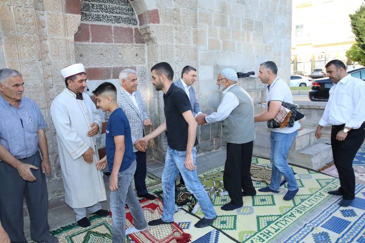 Battalgazi Belediye Başkanı Osman Güder, Malatya Valisi Hulusi Şahin’inde katıldığı namaz sonrasında vatandaşlarla bayramlaştı.