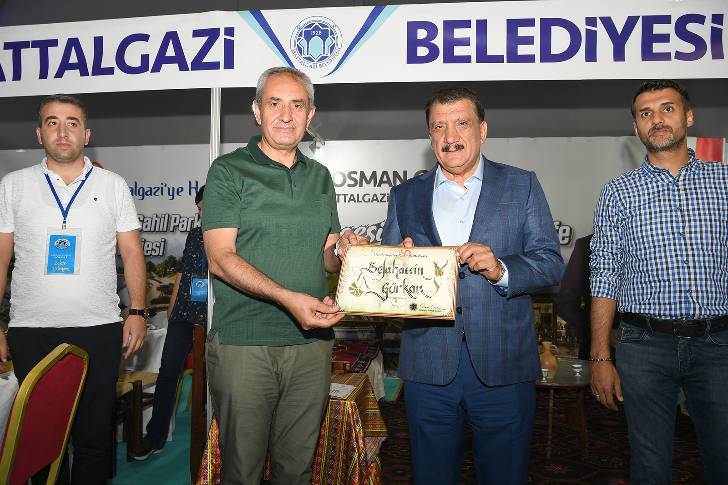 Başkan Gürkan, Malatya Valisi Hulusi Şahin ile birlikte Fuar Merkezinde açılan stantları gezdiler.