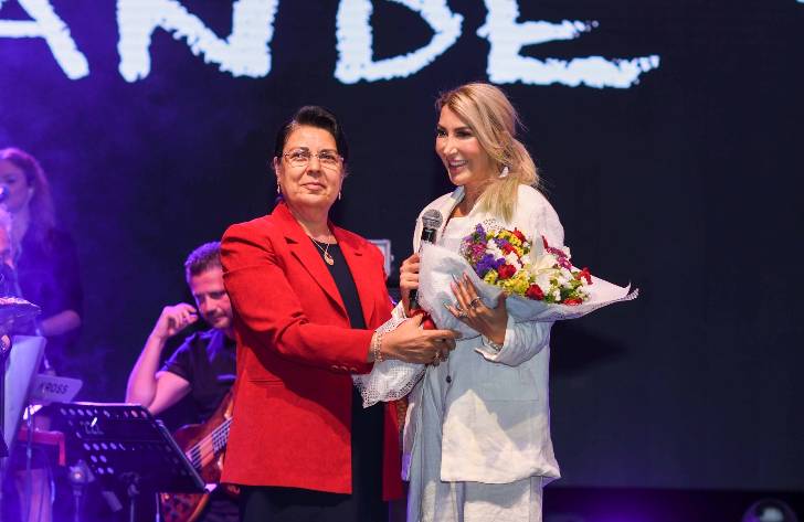 Malatya Kayısı Fuarında Hande Yener Rüzgarı
