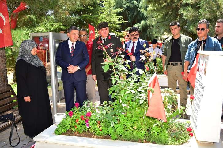 Vali Hulusi Şahin Kurban Bayramı dolayısıyla ilk ziyaretini şehitliğe ve şehit ailelerine gerçekleştirdi.