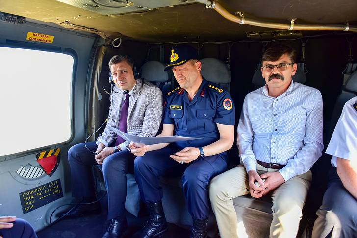 Vali Şahin, trafik tedbirlerini helikopter ile havadan kontrol etti.