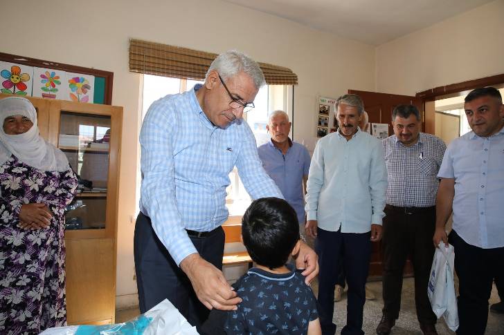 Başkan Güder, Kurban Bayramı öncesi 59 çocuğa aldığı bayramlık hediyelerle yüzlerini güldürdü.