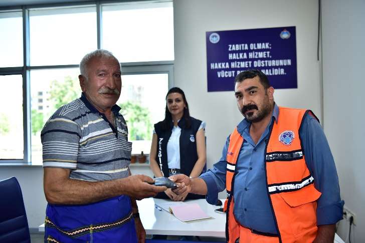 Battalgazi Belediyesi’nde temizlik görevlisi olarak çalışan bir işçi, örnek ve duyarlı bir davranışa imza attı.