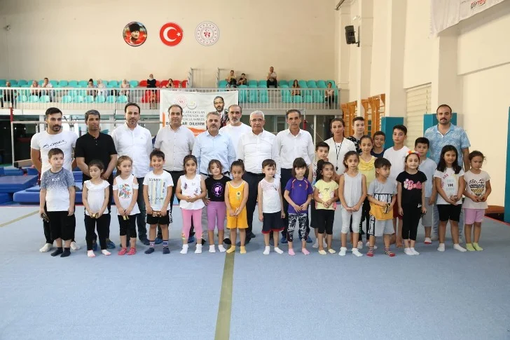 Battalgazi Belediye Başkanı Osman Güder, gençleri ziyaret ederek, keyifli bir sohbet gerçekleştirdi.