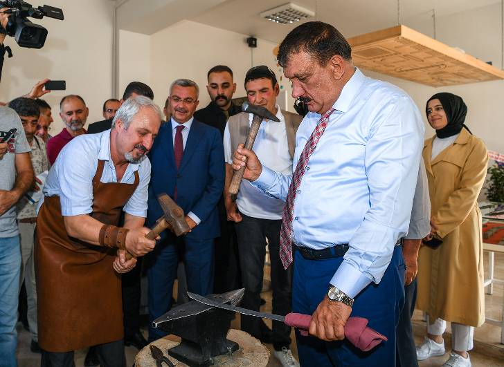 Malatya Büyükşehir Belediyesi tarafından Sanat Sokağı’na Damascus Atölyesi, Tesbih Atölyesi ile Fotoğraf Makinesi Müzesi Kütüphanesi daha kazandırıldı.