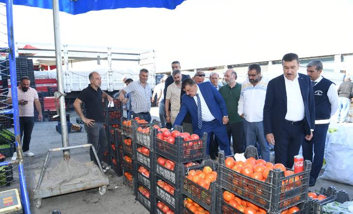 Başkan Gürkan, beraberinde AK Parti MKYK Üyesi ve Malatya Milletvekili Bülent Tüfenkci ile birlikte Malatya Sebze Meyve Hali’ni ziyaret etti.