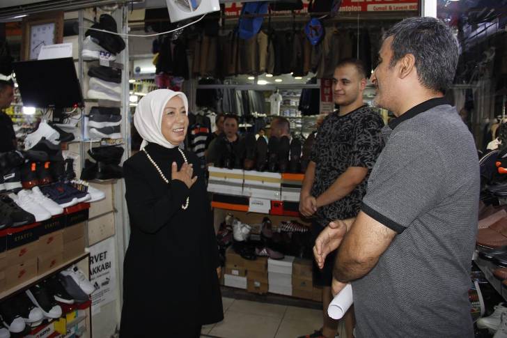 Ayakkabıcılar Çarşısı esnafıyla çay içen ve uzun süre sohbet eden Çalık, vatandaşlarla da bir araya geldi. 