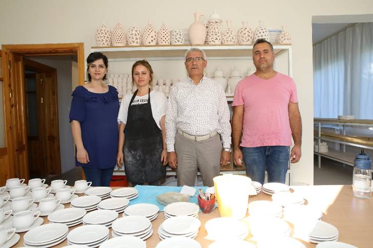 Başkan Güder, Seramik atölyesini gezerek, kursiyerlerin hazırladıkları eserleri inceledi.