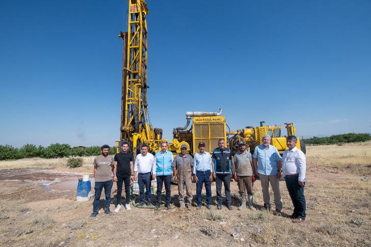 MASKİ Genel Müdürü Mehmet Mert ve Yukarıörükçü Mahalle Muhtarı Necmettin Korkmaz çalışmaları yerinde incelediler.
