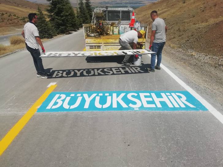 Asfaltlanan Yolların yatay ve düşey işaretlemeleri Ulaşım Hizmetleri tarafından yapılıyor