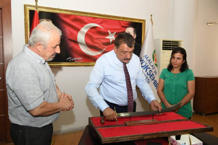 Damascus Ustası Yusuf Bayyiğit, Başkan Gürkan’a Yaptığı Kılıcı Hediye Etti