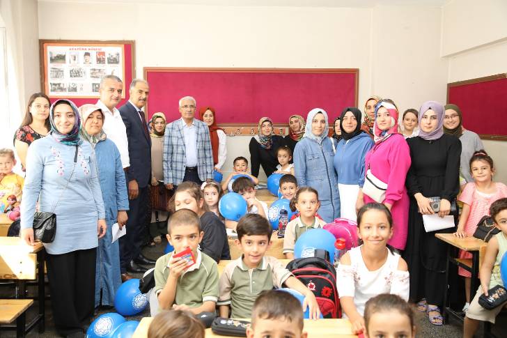 Başkan Güder Okula İlk Kez Başlayan Miniklere Sürpriz Yaptı