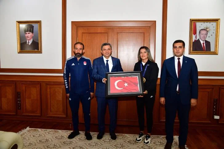Vali Hulusi Şahin Milli Sporcu Hatice Akbaş’ı Kabul Etti