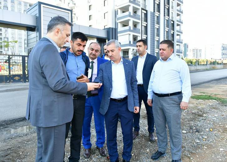 Yeşilyurt Belediye Başkanı Mehmet Çınar, Bostanbaşı mahallesinde devam eden kilit taşı kaldırım ve bisiklet yolu çalışmalarını inceledi.