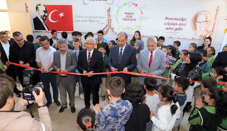 Orduzu Mecit Şahaplıoğlu Ortaokulu’nda “Matematik Koridoru” oluşturuldu.