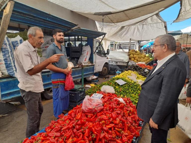 Faik Erdoğan Vakfı Mütevelli Heyet Başkanı Reşat Erdoğan semt pazarlarındaki esnaflarla bir araya geliyor.
