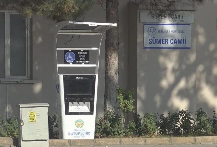 Malatya Büyükşehir Belediyesi, akülü araç kullanan engelli vatandaşlar için 5 farlı noktada daha araç şarj istasyonu kurdu.