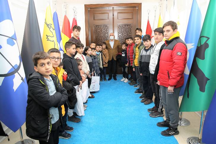 Başkan Güder, “Battalgazi’deki tüm gençlere dokunmaya, onlarla beraber olmaya, onlara yönelik projeler üretmeye devam edeceğiz” dedi.