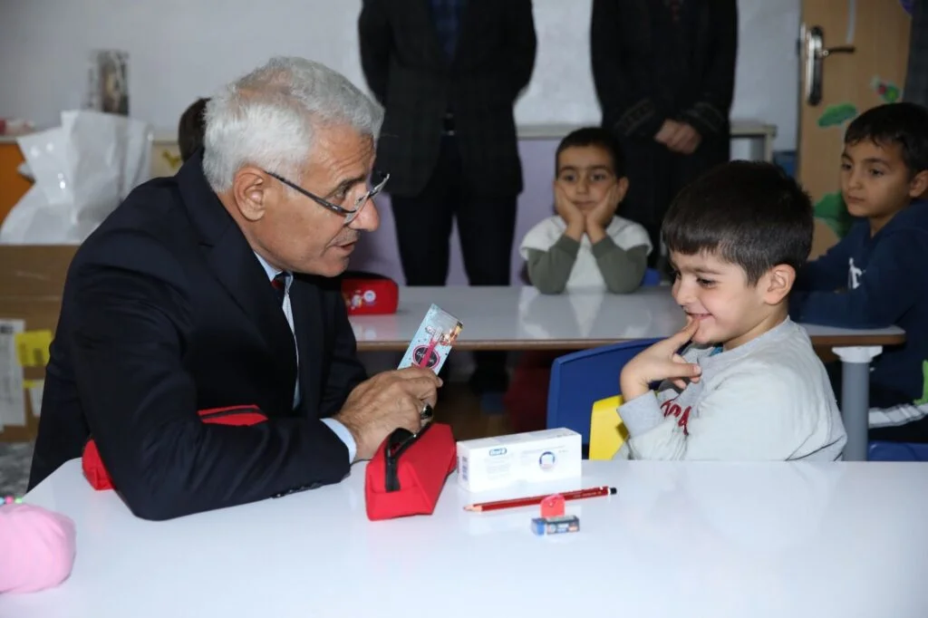 Başkan Güder, Orduzu’daki ilkokul öğrencileri ile bir araya gelerek onlara diş bakım seti hediye etti.