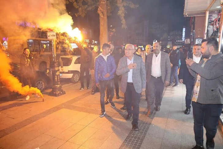 Başkan Güder,Taraftar Derneği’ni ziyareti esnasında sarı kırmızılı taraftarlar tarafından coşkuyla karşılandı.