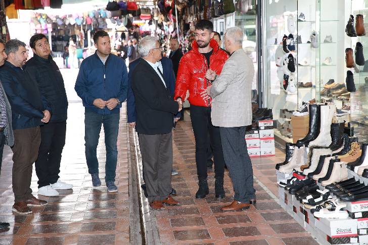 Başkan Güder, ilçeyi karış karış gezip, esnaf ve vatandaşlarla bir araya gelmeyi sürdürüyor.