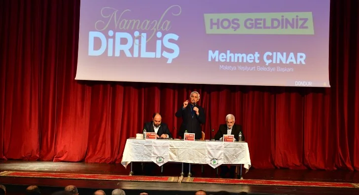 ‘Namazla Diriliş’ Konferansına vatandaşlar yoğun ilgi gösterdi.