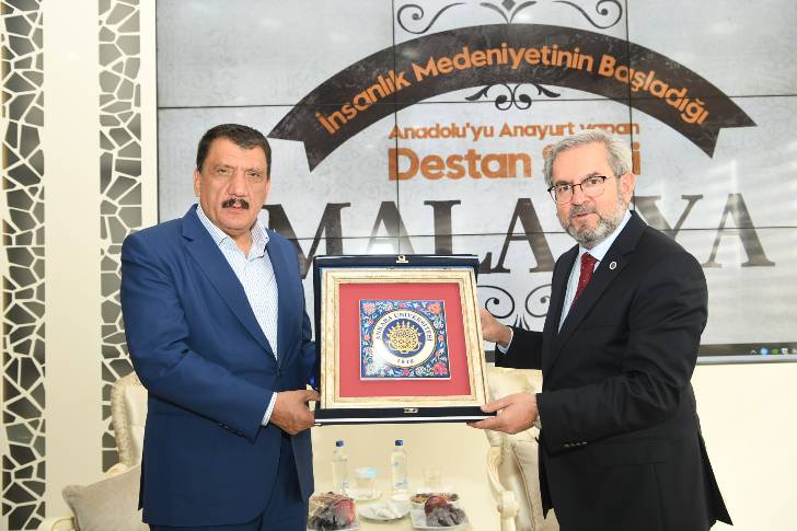 Başkan Gürkan, Ankara Üniversitesi Rektörü Prof. Dr. Necdet Ünüvar’ı makamında ağırlayarak bir süre sohbet etti.