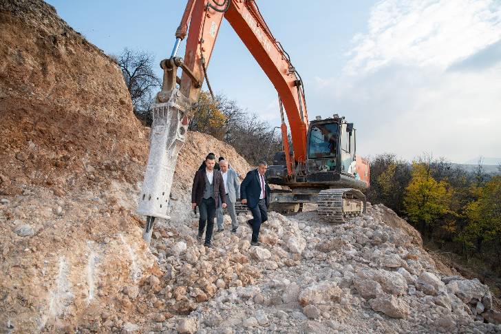 Batı Kolektörü Tamamlanıyor, MASKİ Genel Müdürü Mehmet Mert çalışmaları yerinde inceleyerek bilgiler aldı.