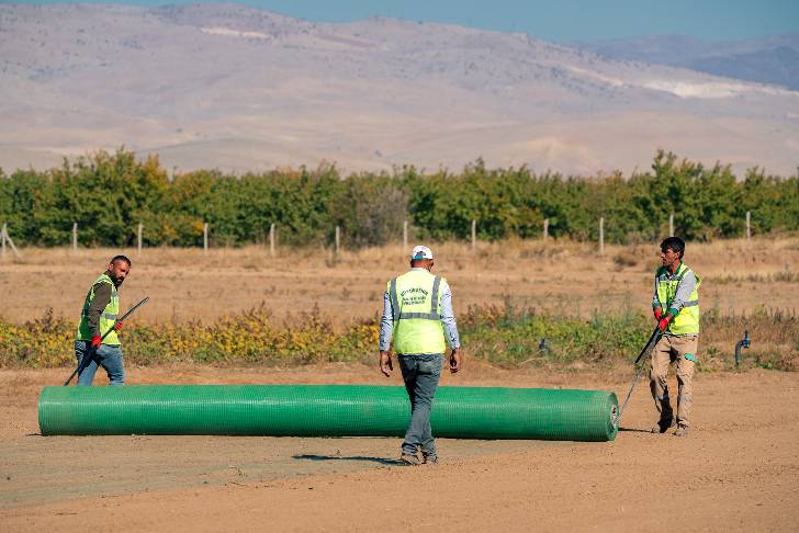 Malatya Büyükşehir Belediyesi, 300.000 metrekarelik alanda fidan ve rulo çim üretimini gerçekleştiriyor.