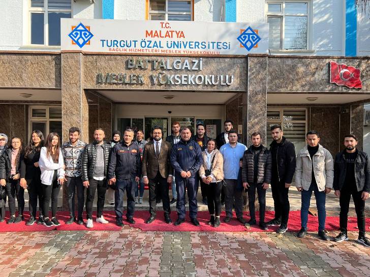 Öğrencilerine Belediye Hizmetleri konulu ders sırasında itfaiyecilik hakkında bilgiler verildi.