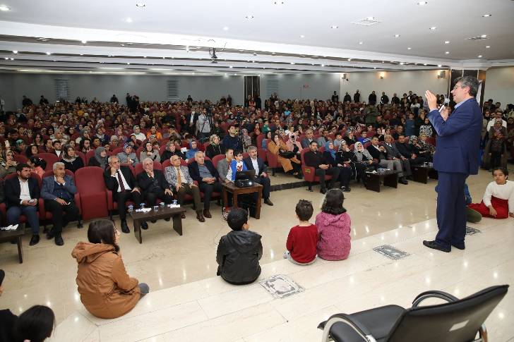 “Aile Akademisi” programının konuğu Eğitimci-Yazar Alişan Kapaklıkaya, Battalgazi’deki hayranlarıyla bir araya geldi.