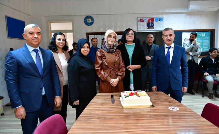 Başkan Çınar, Bostanbaşı İlkokulunu Ziyaret Etti, Öğretmen Hatice Okumuş’un Doğum Gününü Kutladı