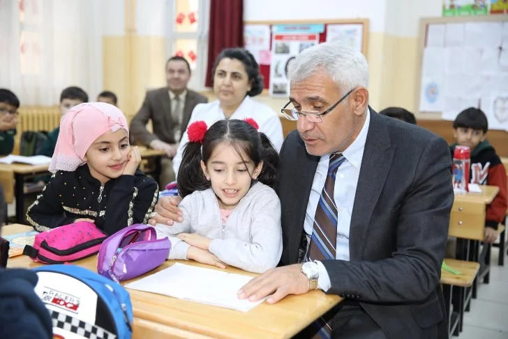 Başkan Güder, kırsal mahallelerdeki ihtiyaç sahibi çocukların yüzünü güldürmeye devam ediyor.