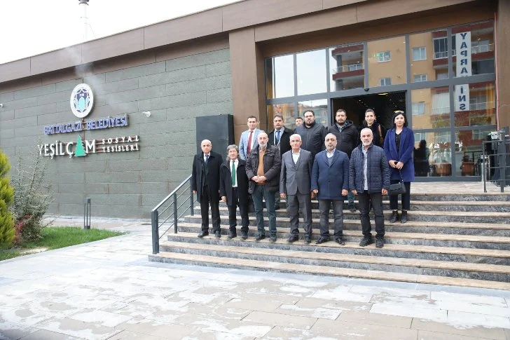 Gazeteciler, Battalgazi Belediye Başkanı Osman Güder’e övgüler yağdırdı.